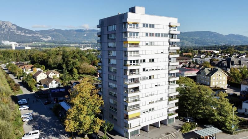 Appartement spacieux 5.5 pièces avec belle vue dans un emplacement central à Derendingen (2)