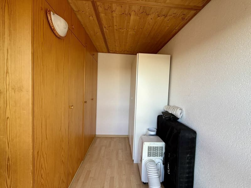 Appartement spacieux 5.5 pièces avec belle vue dans un emplacement central à Derendingen (8)