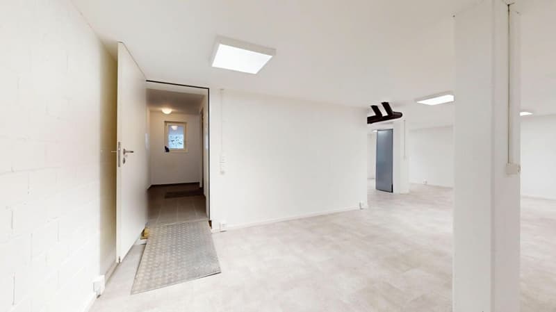 Plenty of space for your ideas - 96 m² hobby/storage space with private toilet & terrace (3)