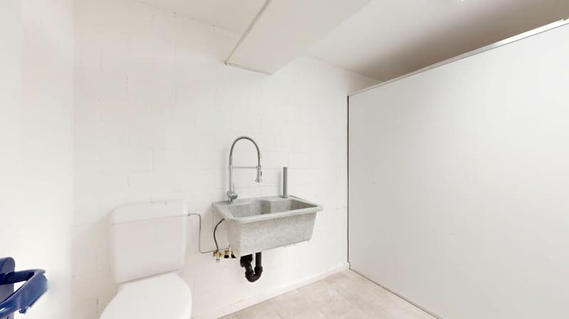 Plenty of space for your ideas - 96 m² hobby/storage space with private toilet & terrace (4)