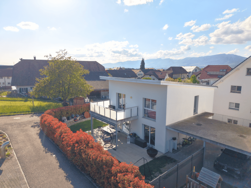 Grosszügiges Einfamilienhaus mit Garten, Balkon und hochwertiger Ausstattung (2)