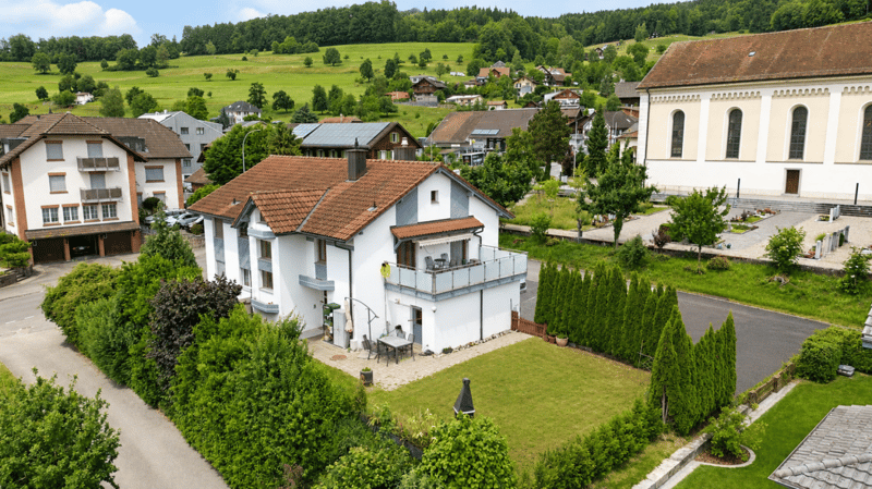 Exclusive 8-room single-family house with annex, large garden and workshop garage in rural location (1)