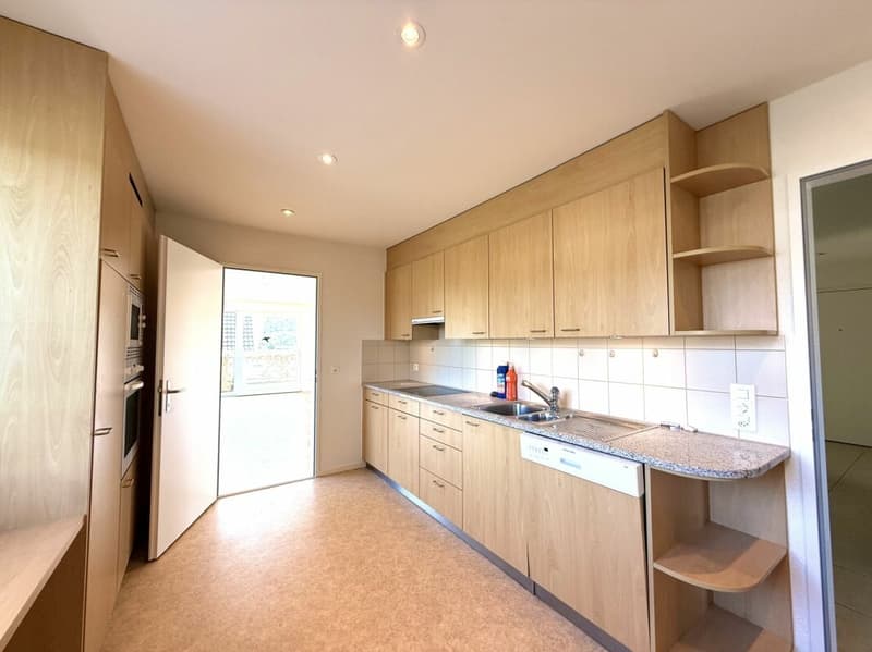 Immediately available - bright attic apartment in Aesch BL (4)