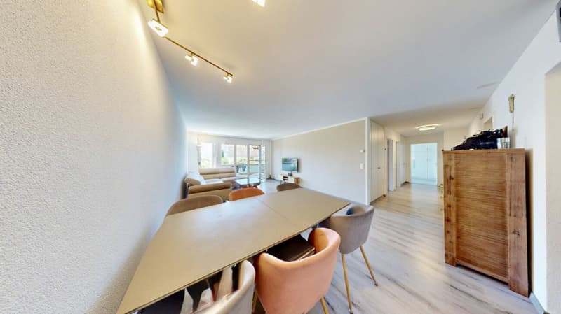 Exklusive 4.5-Zimmer-Wohnung in Greppen - Wohnen mit See- und Bergblick (7)