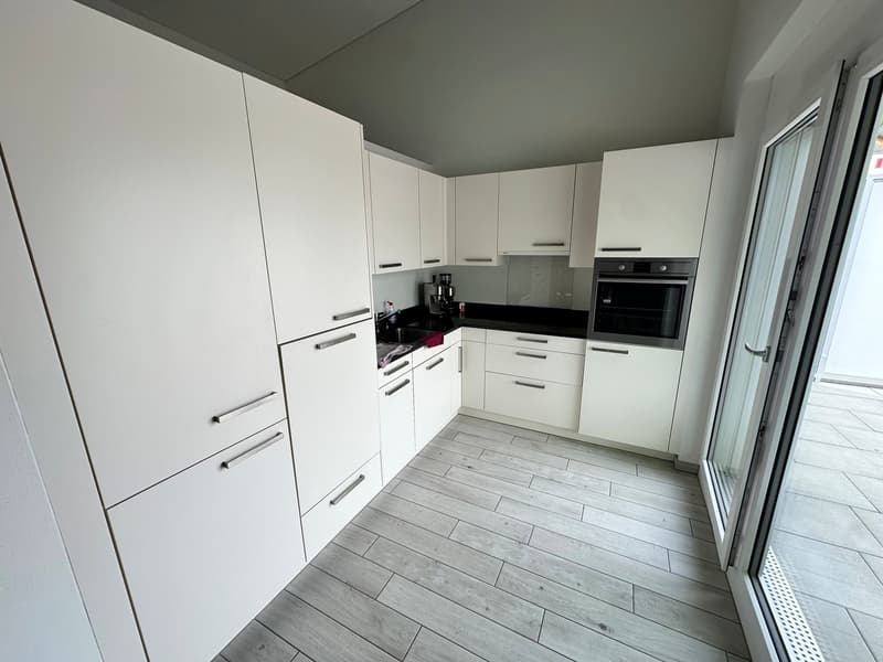 Appartement attique spacieux 2.5 pièces dans un environnement verdoyant (3)