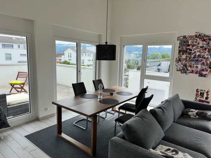 Appartement attique spacieux 2.5 pièces dans un environnement verdoyant (2)