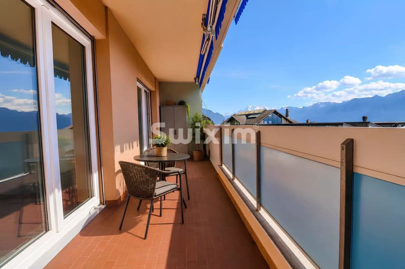 Balcon spacieux avec vue sur la montagne et mobilier confortable.