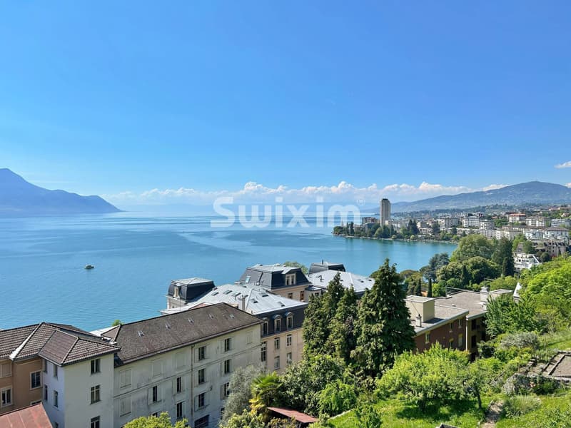 Vue magnifique sur le lac et la ville depuis un appartement lumineux.