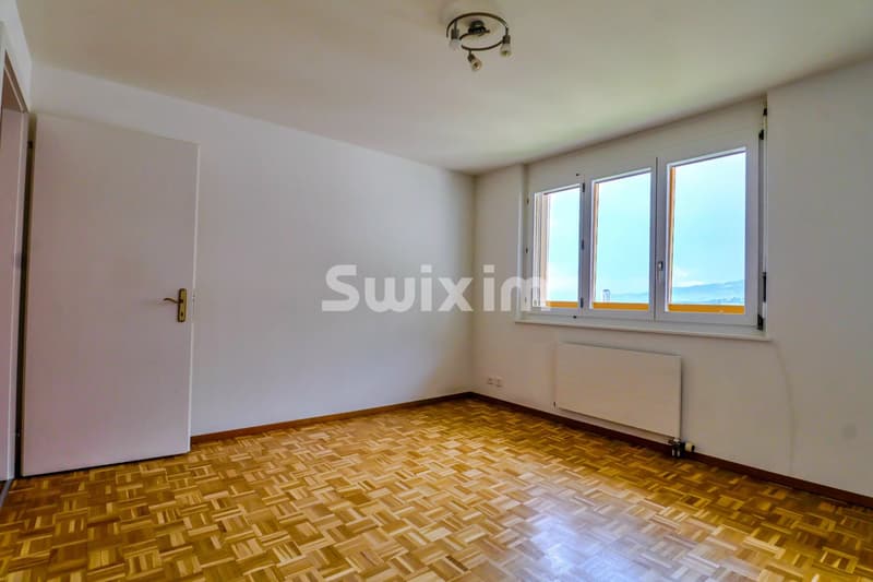 Spacieux appartement lumineux avec vue sur la mer, situé au dernier étage.