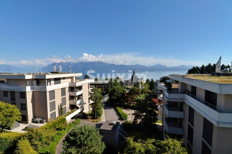 Vue imprenable sur le lac depuis cet appartement moderne.