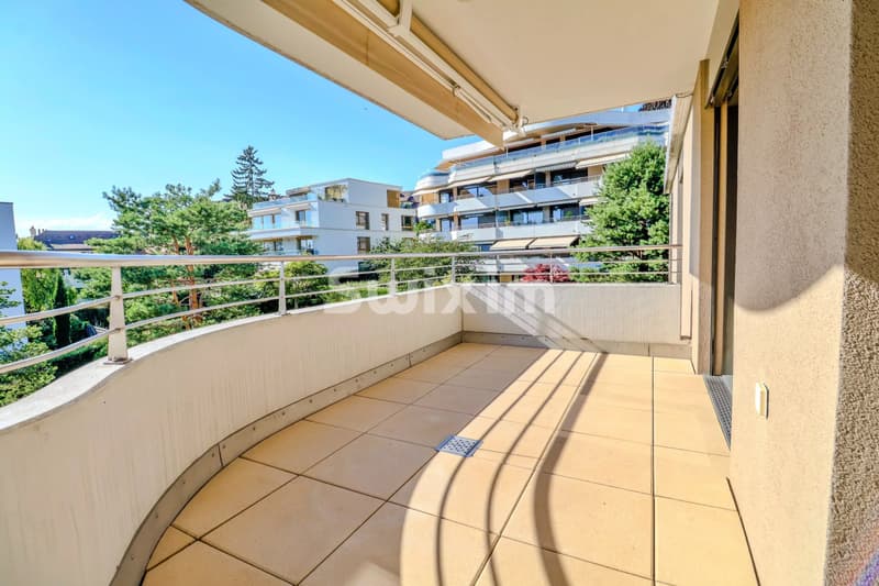 Balcon spacieux offrant une vue agréable dans un immeuble moderne.