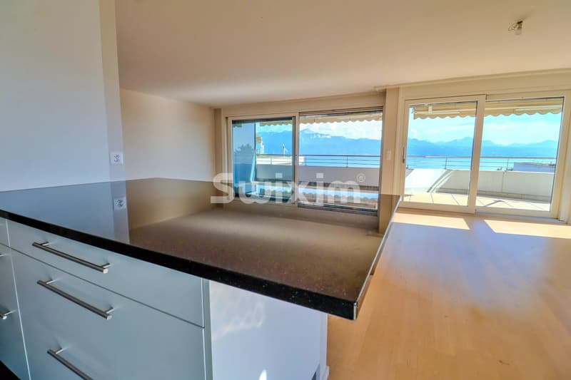 Appartement lumineux avec vue sur la mer et balcon spacieux.
