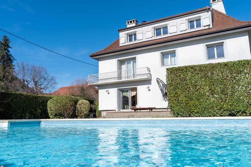 Superbe villa avec piscine et terrain constructible aux portes de Genève (1)