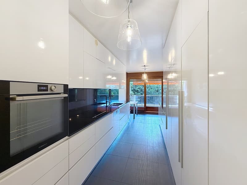 Spacious 5-Room Apartment with Indoor Pool Access in Florissant, Geneva (3)
