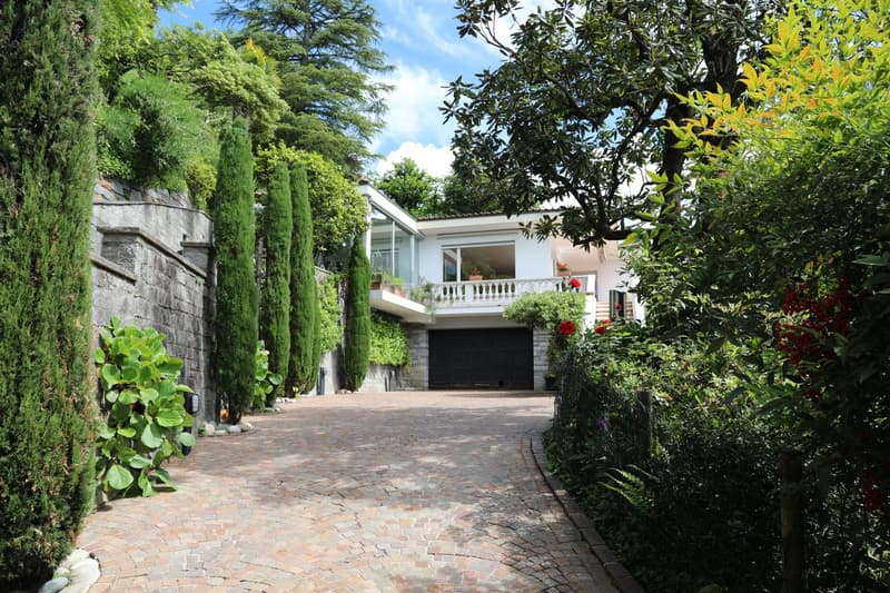 Panoramic villa with view of Lake Lugano and swimming pool (13)