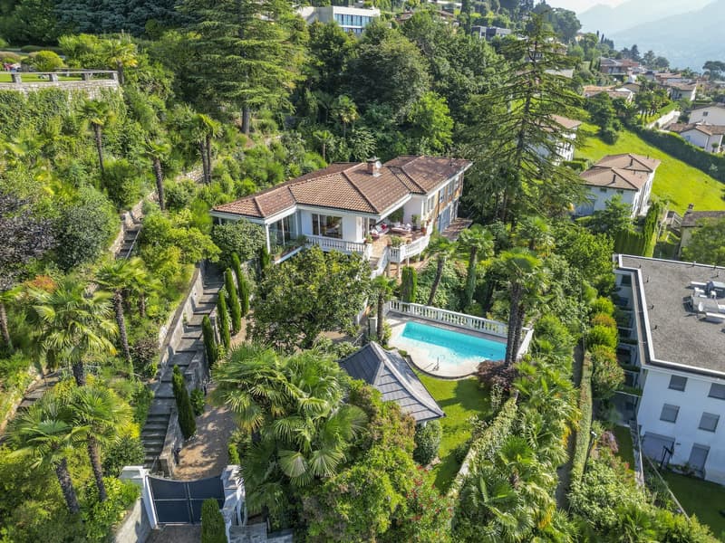 Panoramic villa with view of Lake Lugano and pool (3)