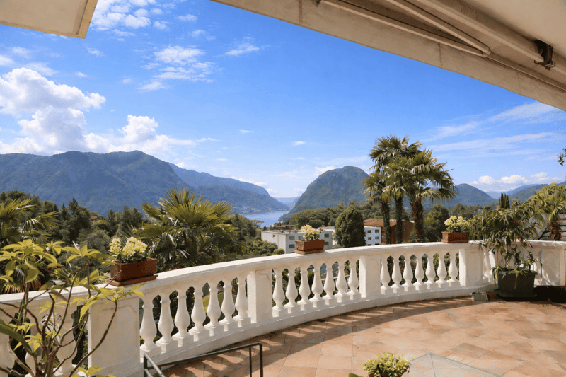 Panoramic villa with view of Lake Lugano and pool (2)