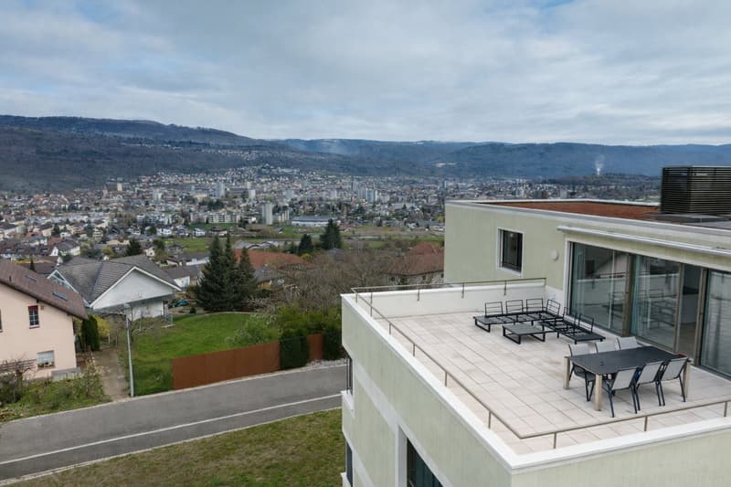 Terrasse mit Blick über die Stadt Biel