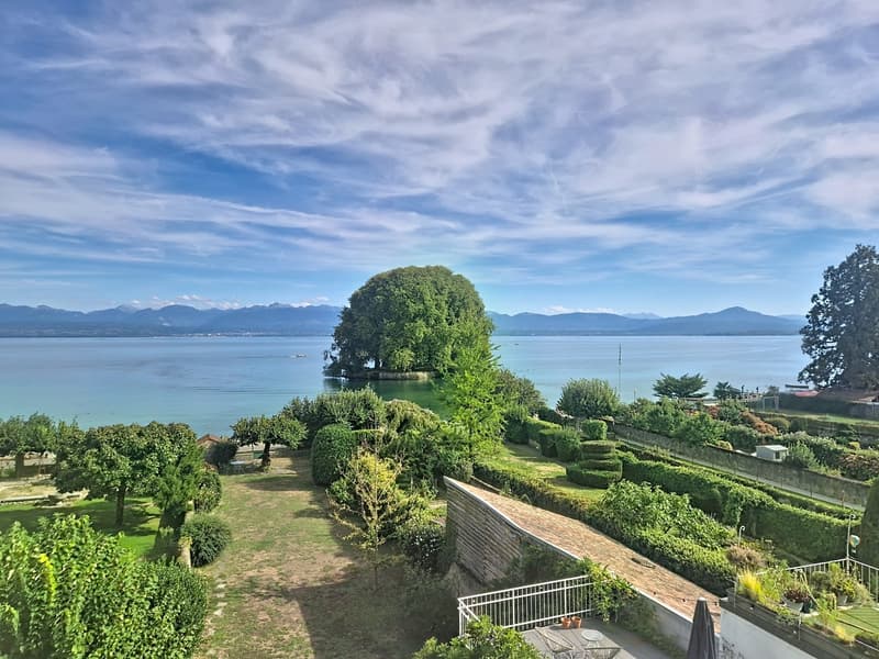 Au coeur de Rolle, attique avec balcon et vue imprenable sur le lac (1)