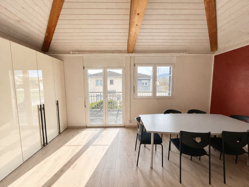 Offices ready for use in a privileged setting (2)