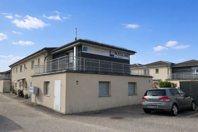 Offices ready for use in a privileged setting (3)
