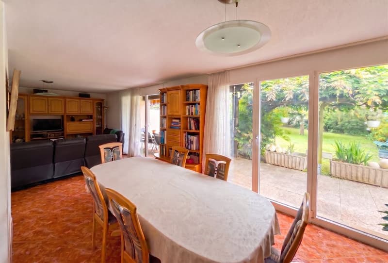 Salle à manger avec accès sur jardin