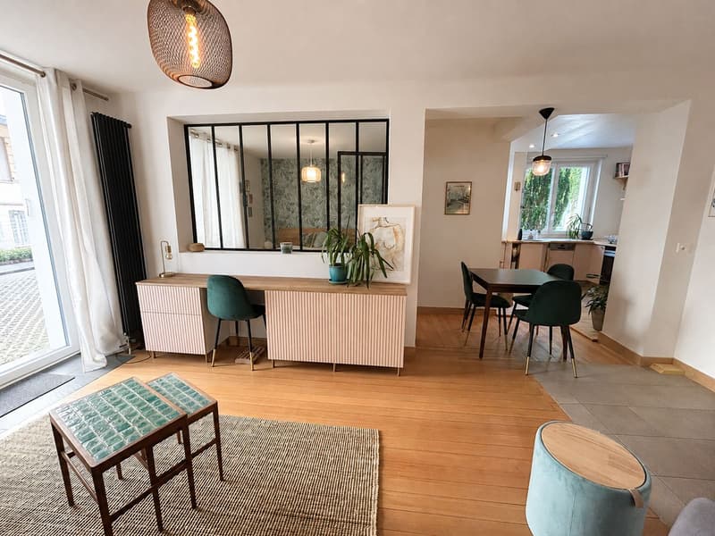 Une belle pièce de vie lumineuse, ouverte sur l'extérieur, réunissant harmonieusement le salon, la chambre et la cuisine.