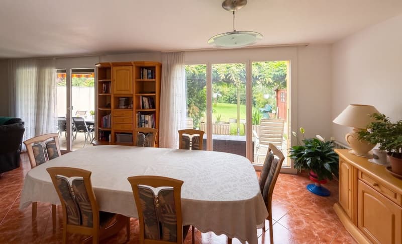 Salle à manger ouverte sur le salon.