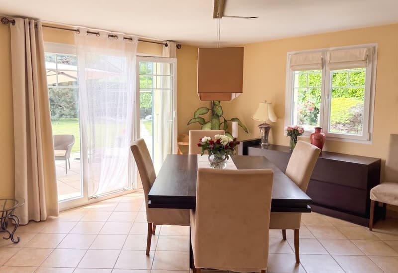 Salle à manger avec vue sur la terrasse et le jardin