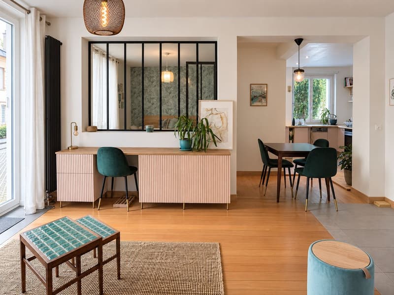 Vue du salon sur la salle à manger et cuisine.