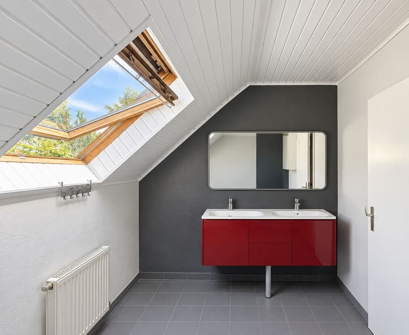 Salle de bain : baignoire, douche et WC à l'étage.