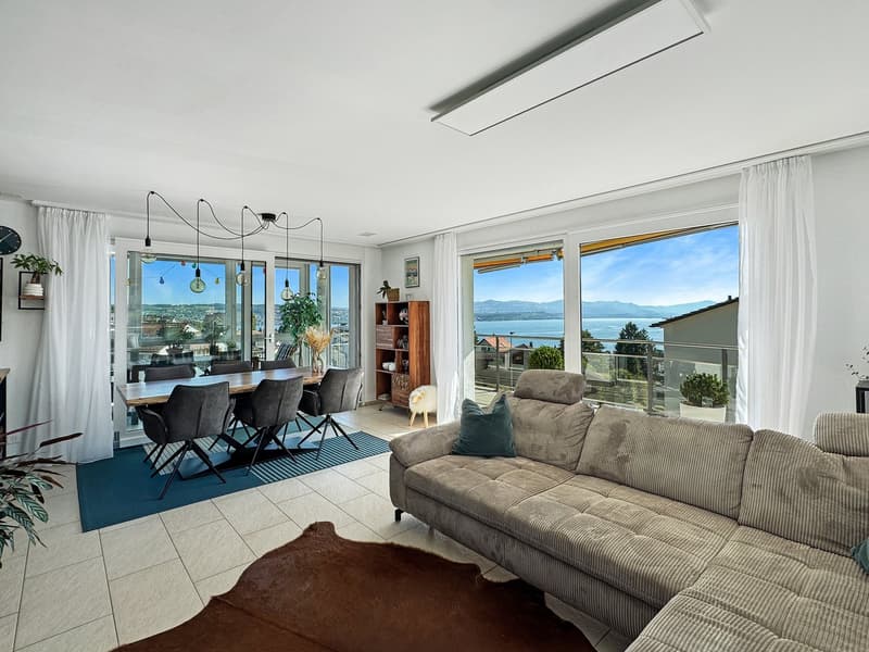 Neuwertige 4½-Zimmer-Wohnung mit Seeblick über den Zürichsee (1)