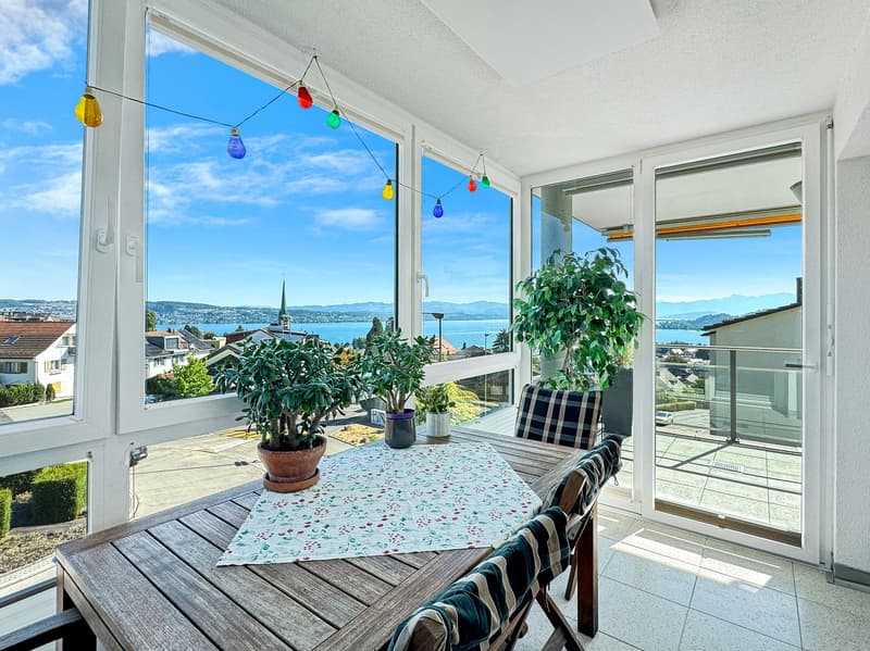 Neuwertige 4½-Zimmer-Wohnung mit Seeblick über den Zürichsee (2)