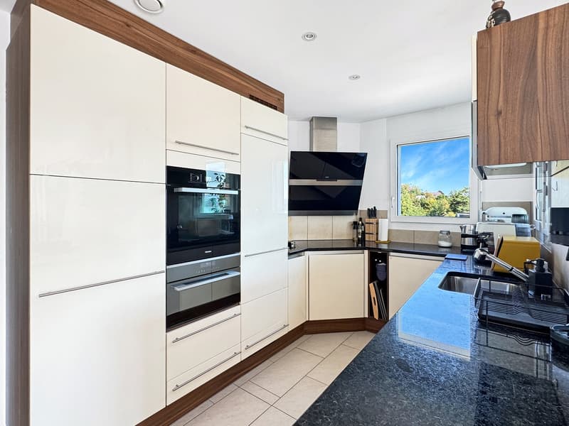 Neuwertige 4½-Zimmer-Wohnung mit Seeblick über den Zürichsee (4)