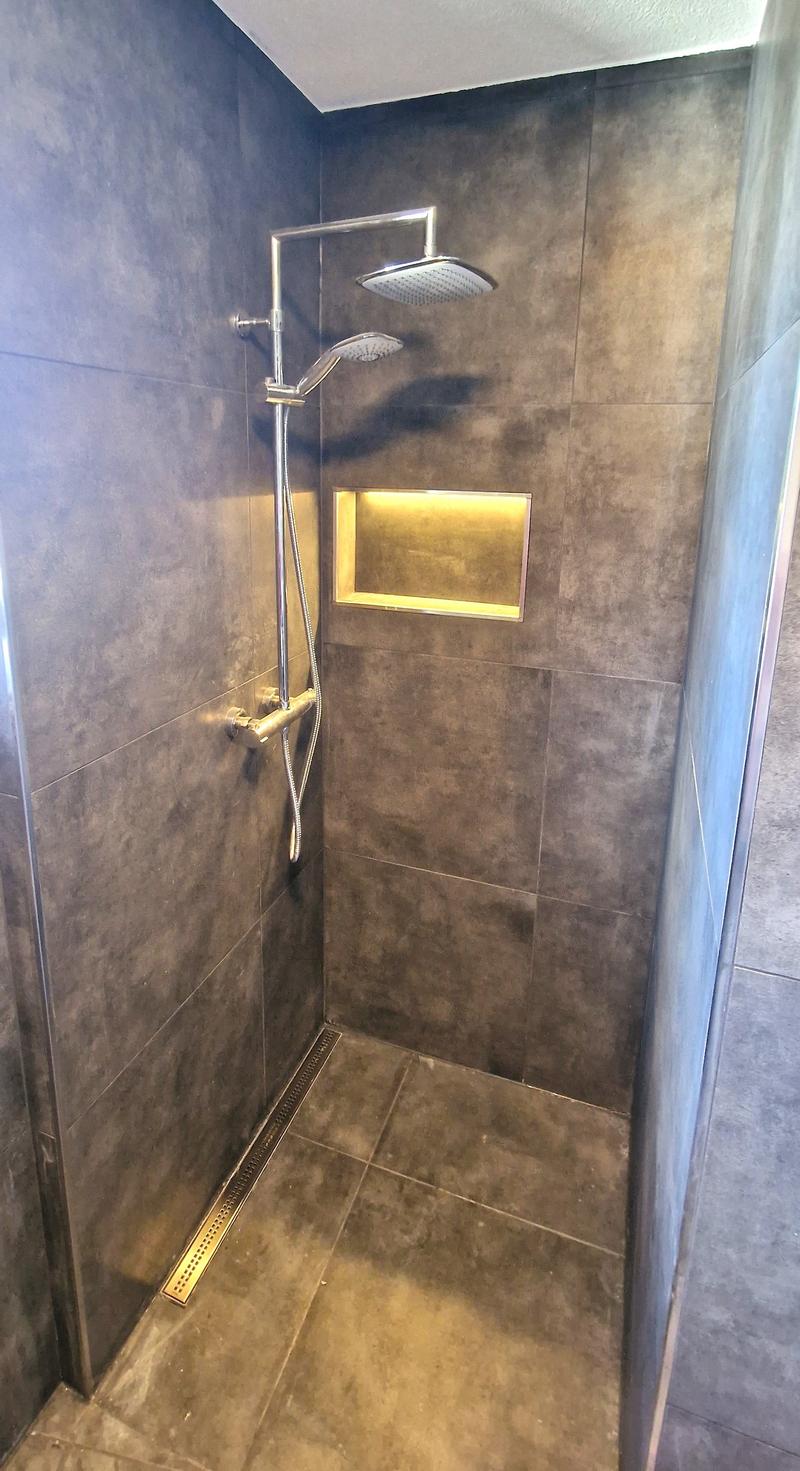 Begehbare Dusche mit Regenbrause
