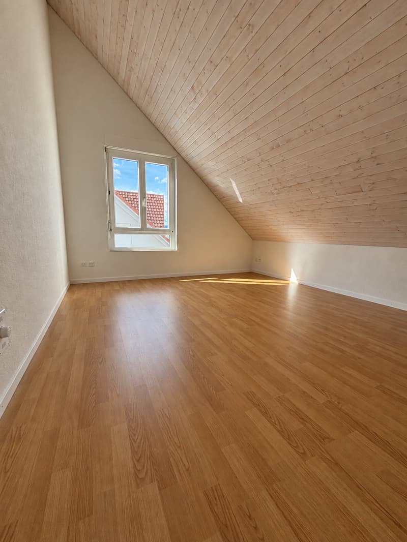 Helle 3.5-Zimmer-Dachwohnung mit Südbalkon & viel Charme (5)