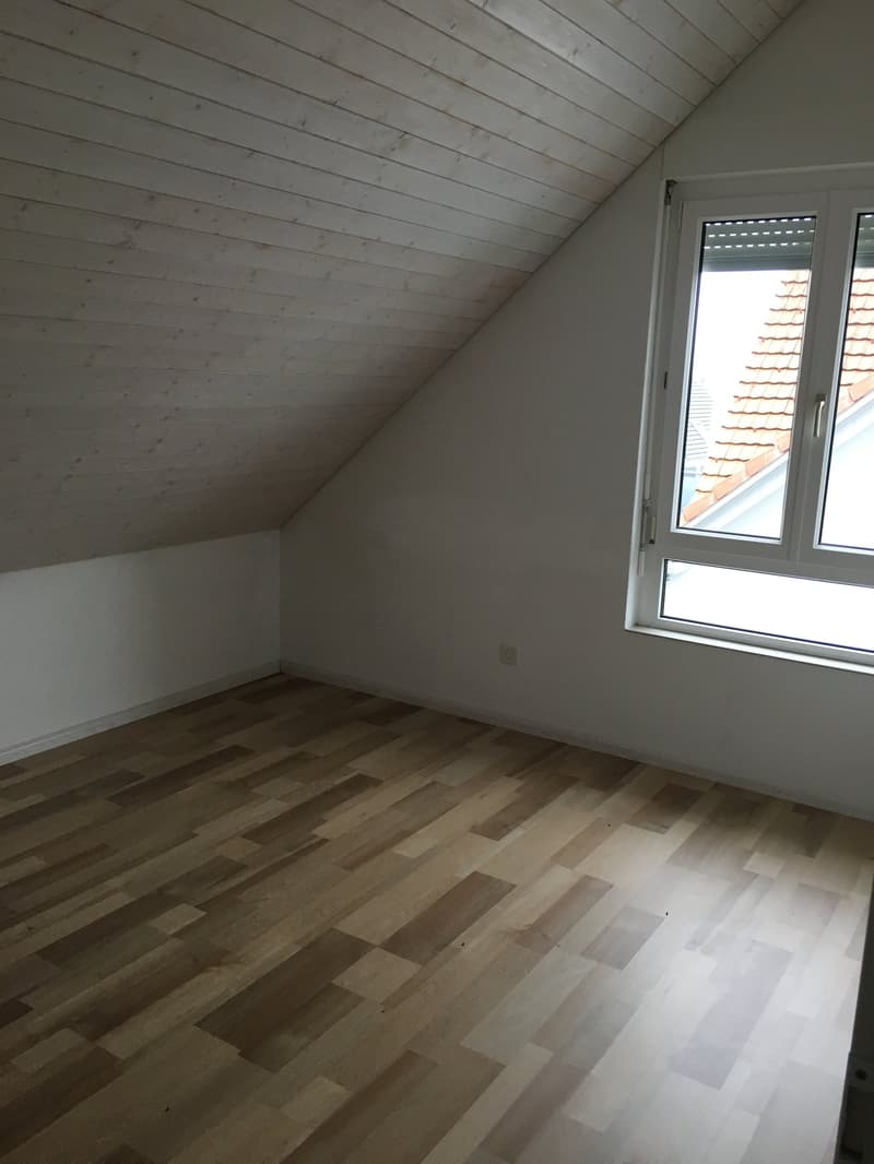 Helle 3.5-Zimmer-Dachwohnung mit Südbalkon & viel Charme (7)