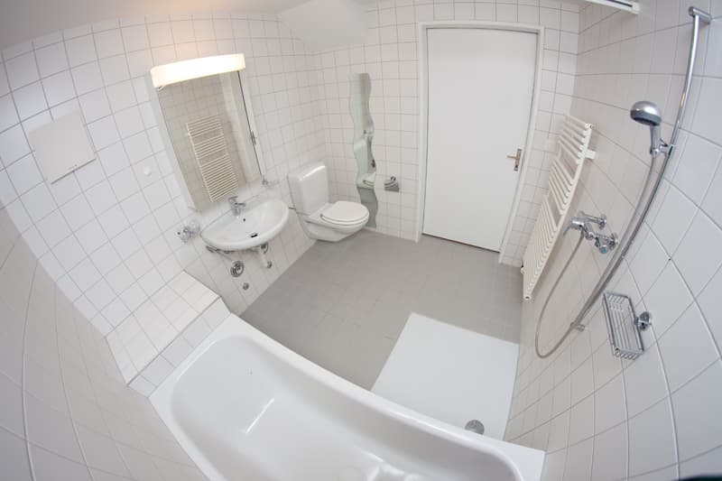 Nasszelle mit Badewanne