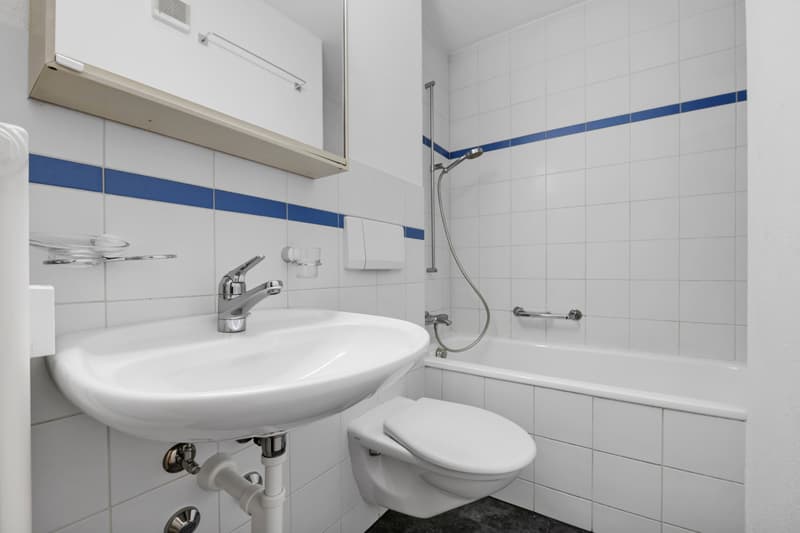 Nasszelle mit Wanne und WC