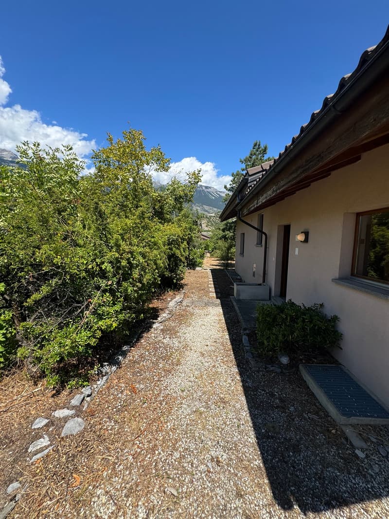 Villa with building land and barn – Plantzette district, Sierre (40)