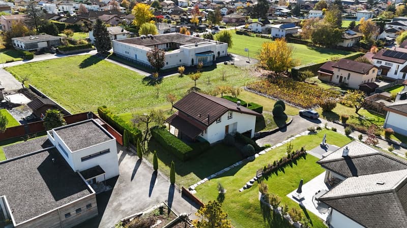 large neighborhood, different sized houses, car parking lot