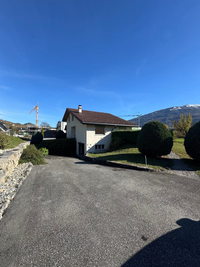 Magnificent individual villa with panoramic views of the mountains in Conthey (12)