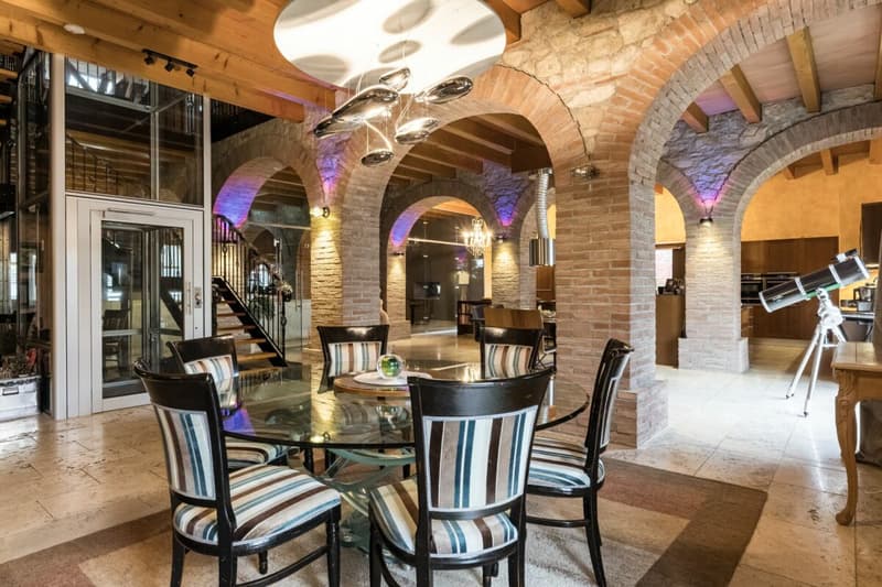 An Exceptional Property Blending Contemporary Elegance with Rustic Authenticity (3)