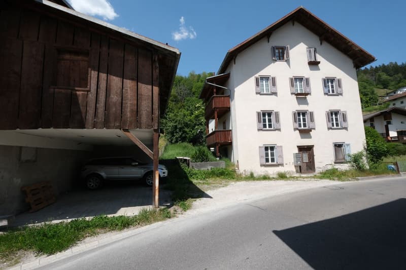 The large three-family house in Schluein near Ilanz/Glion (1)