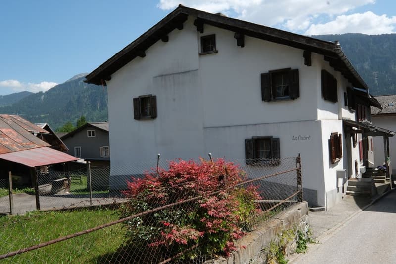 The large residential house with stable in Schluein near Ilanz/Glion (1)