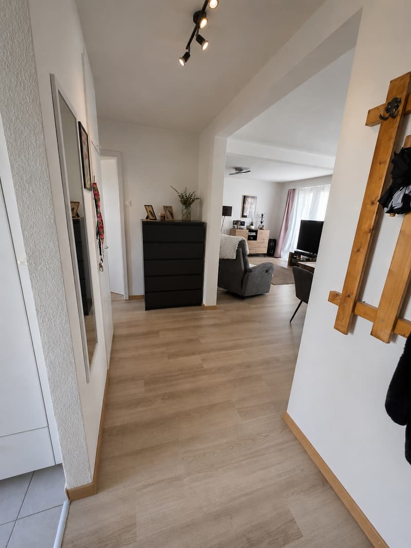 À proximité immédiate du centre-ville, plan d'étage spacieux avec balcon convivial ! (5)