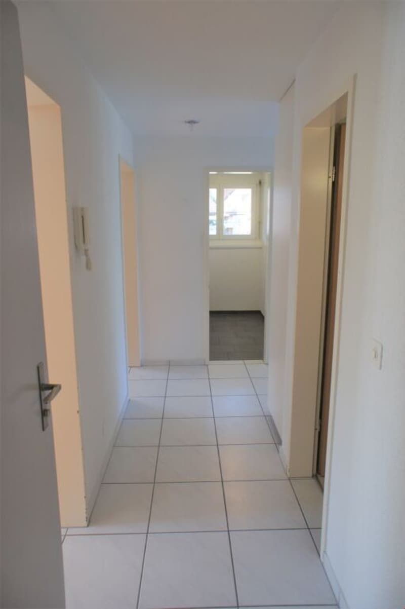 Modern, zentral gelegen, mit grossem Balkon im Grünen! (7)