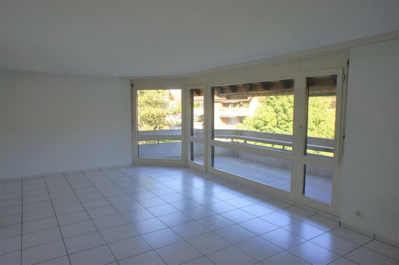 Modern, zentral gelegen, mit grossem Balkon im Grünen! (2)