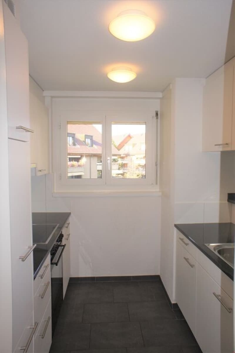 Modern, zentral gelegen, mit grossem Balkon im Grünen! (5)