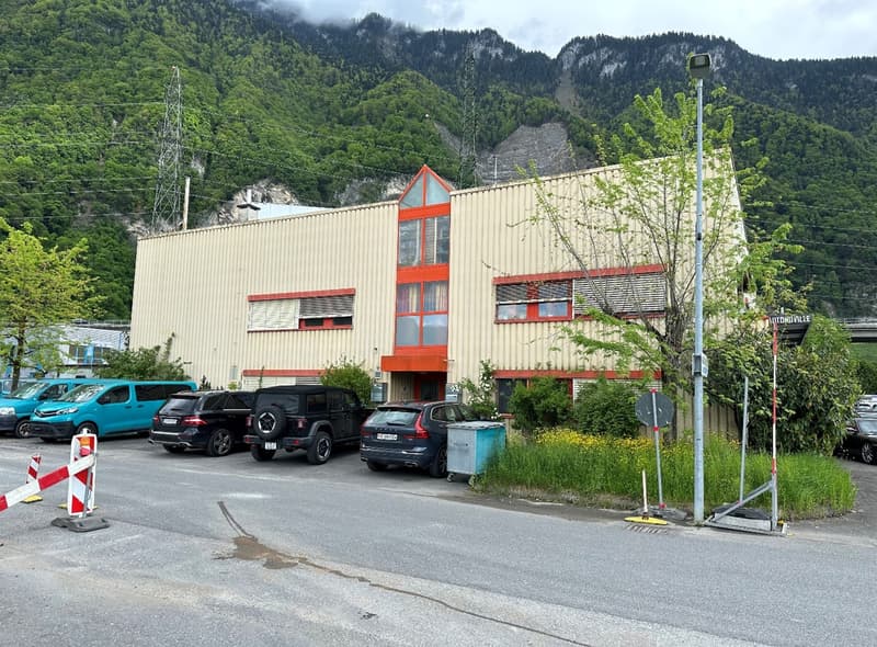 Halle artigianale di 1670 m2 con zona residenziale di 212 m2 a Villeneuve (1)